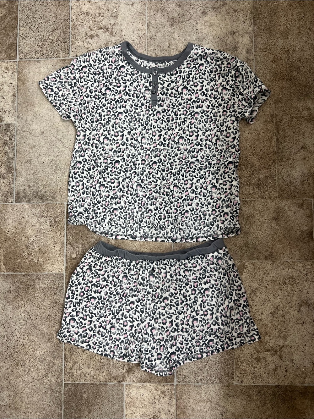 Women’s Short Sleeve Leopard Print Pajama Set - Gray & Pink